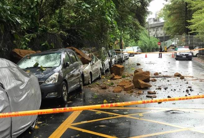 内湖惊传土石崩落压毁3车。（图／取自民眾党前发言人陈宥丞脸书）