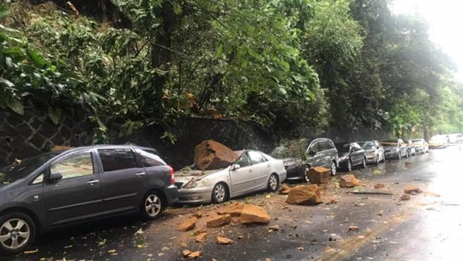 内湖惊传土石崩落压毁3车。（图／取自民眾党前发言人陈宥丞脸书）