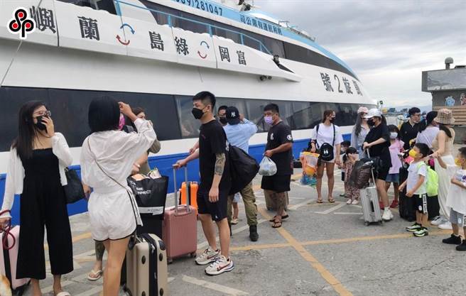 此次国庆连假首日往绿岛的客轮原本班班客满，但受颱风影响10日起船班只出不进，11日全部停航。（庄哲权摄）