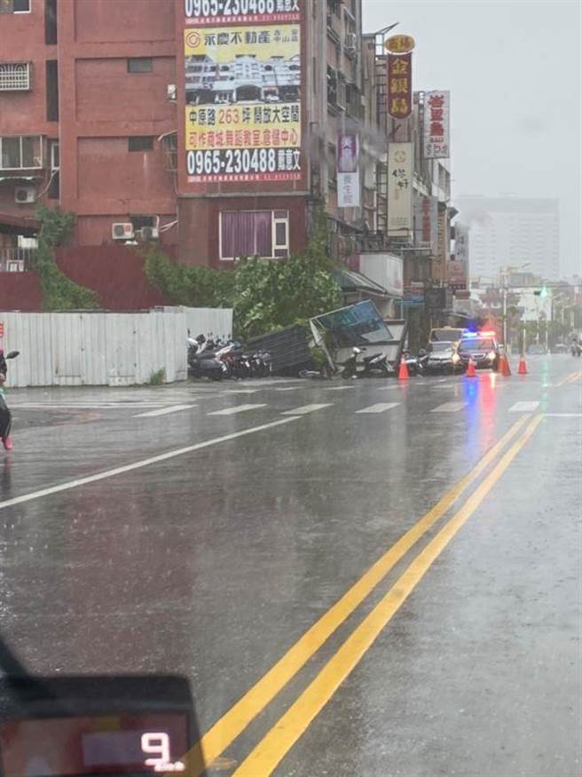 圓規颱風外圍環流影響，花蓮地區風雨從早上開始越來越明顯，不少地方路樹、機車遭強勁風力吹倒。（民眾提供／羅亦晽花蓮傳真）