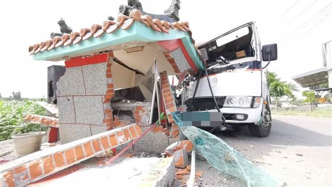 公車未煞車就直接撞上西營大將軍廟，不但小廟全毀，車頭也嚴重受損。（讀者提供∕呂妍庭嘉義傳真）