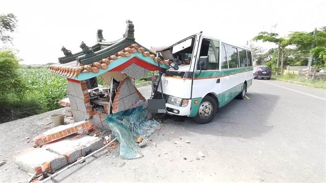 公車未煞車就直接撞上西營大將軍廟，不但小廟全毀，車頭也嚴重受損。（讀者提供∕呂妍庭嘉義傳真）