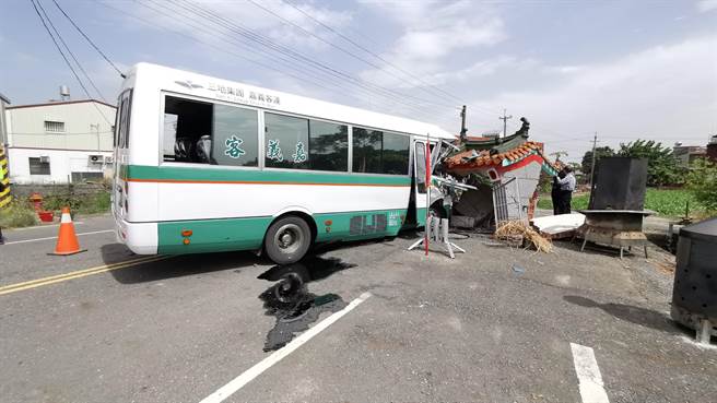 公車未煞車就直接撞上西營大將軍廟，不但小廟全毀，車頭也嚴重受損。（讀者提供∕呂妍庭嘉義傳真）