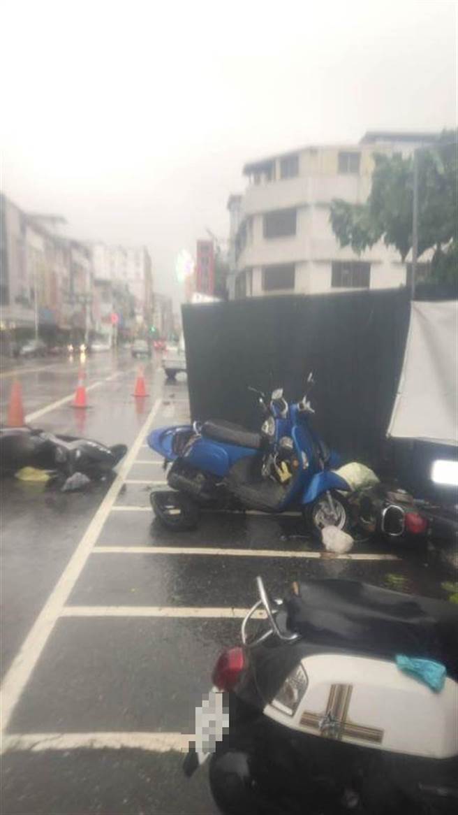 圓規颱風外圍環流影響，花蓮地區風雨從早上開始越來越明顯，不少地方路樹、機車遭強勁風力吹倒。（民眾提供／羅亦晽花蓮傳真）