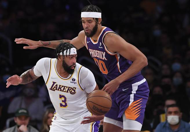 湖人前锋安东尼戴维斯(左)遭到太阳中锋麦基压迫防守。(美联社)