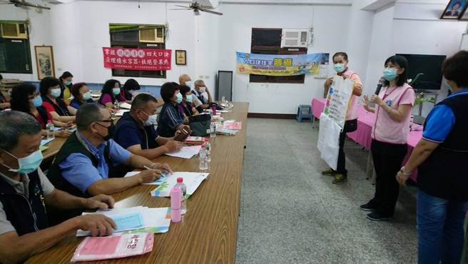 台中市大里區公所透過里鄰長會議，宣導國民年金等事宜。（台中市府提供／盧金足台中傳真）