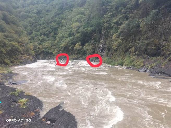 無視禁令硬闖泰崗野溪溫泉 6遊客受困沙洲。