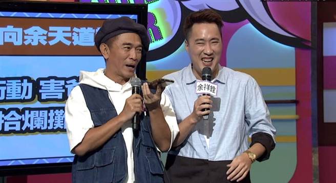 吳宗憲（左）在《小明星大跟班》上向余祥銓（右）的爸爸余天告解。（中天綜合台提供）