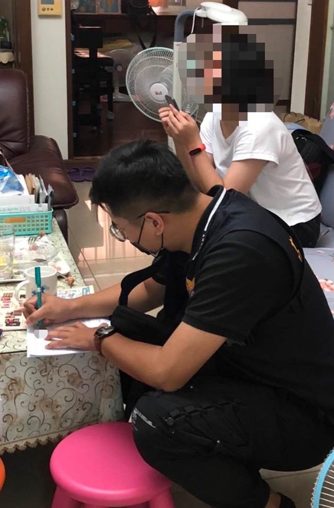 高市少年隊警方在少女友人家尋獲失蹤少女，確認少女安全無虞。（讀者提供／石秀華高雄傳真）