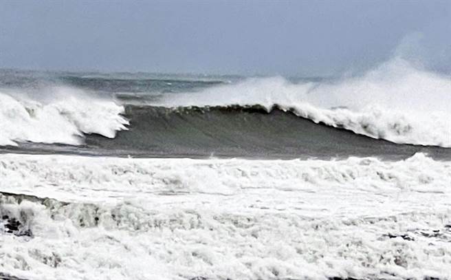 受到颱风外围环流影响，恒春半岛海域出现5米高巨浪。(阿水提供)