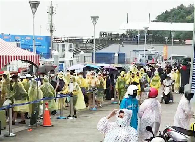 担心交通船停航，小琉球游客纷纷搭船返航。(警方提供)
