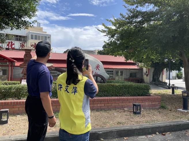 鄉長許文萍得知後也趕往現場，沒想到一看竟然是虎頭蜂，許文萍說，目前已經圍起封鎖線提醒民眾，等待虎頭蜂晚上都返回蜂巢時，在一網打盡。（許文萍提供／吳建輝彰化傳真）