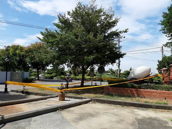 11日一早有在地運動民眾發現該虎頭蜂窩，當地民眾說，蜂窩突然就出現了，也不曉得什麼時候築起的，有夠嚇人。（許文萍提供／吳建輝彰化傳真）