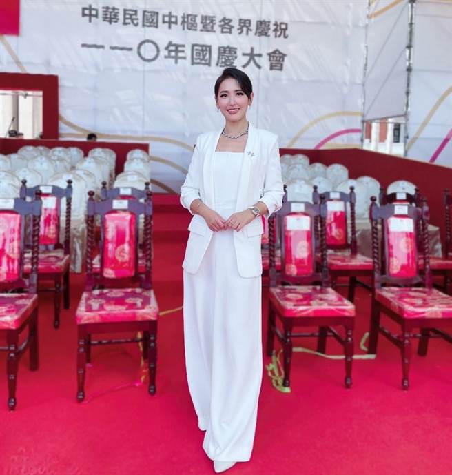 丛慧芸担任国庆大典主持人，表现令人印象深刻。（丛慧芸提供）