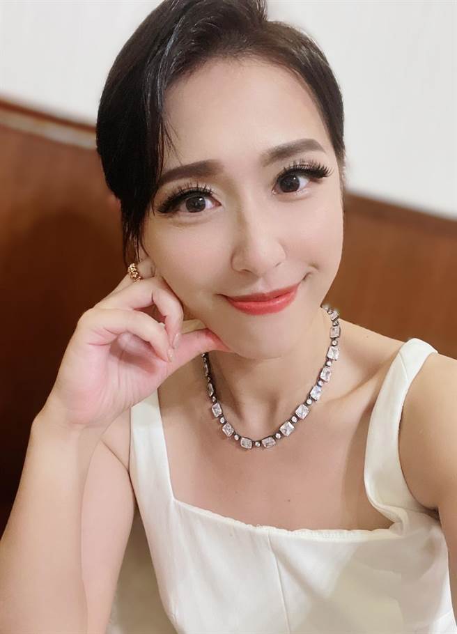 获邀主持国庆大典，丛慧芸觉得相当荣幸。（丛慧芸提供）