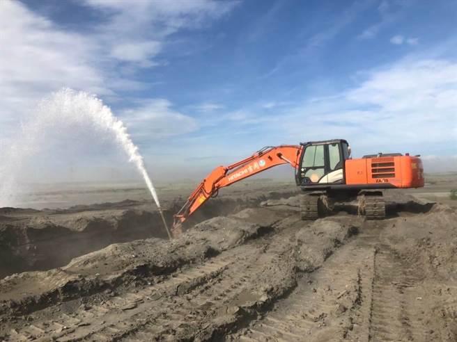濁水溪河床受圓規颱風影響颳起強勁風飛沙，第四河川局出動怪手從水覆蓋的池子噴水。（雲林縣環保局提供）