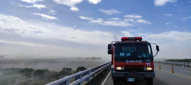 雲林縣消防局水車到自強大橋附近噴水抑制揚塵。（雲林縣環保局提供）