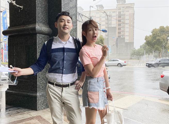 謝京穎、潘柏希強風大雨中出外景。（民視提供）