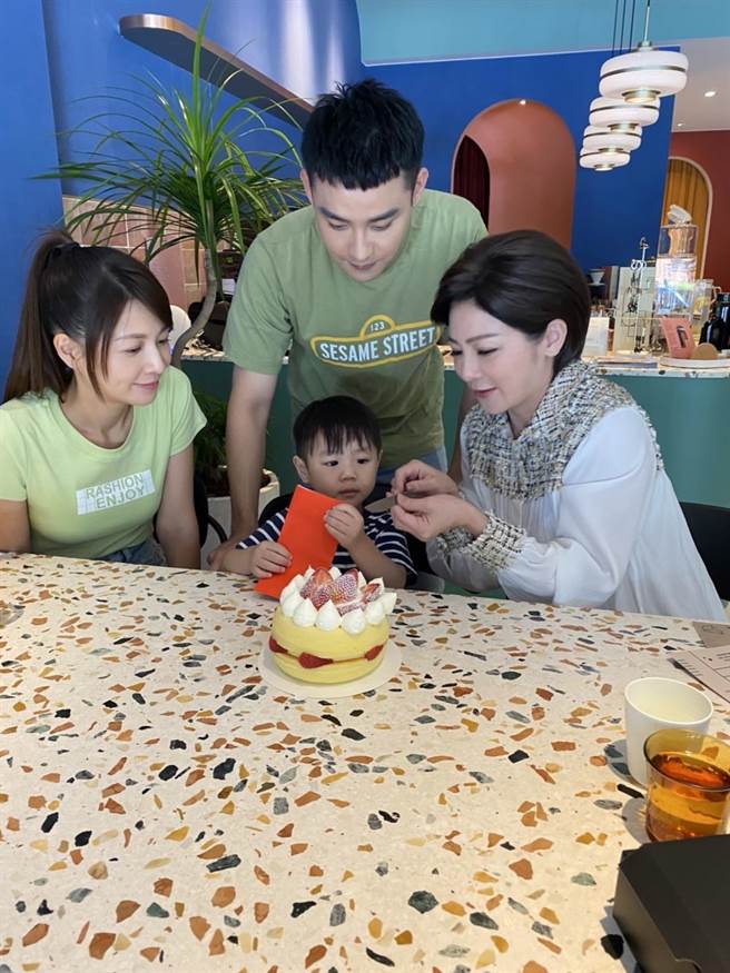王彩樺為小天寶過生日、送紅包。（民視提供）