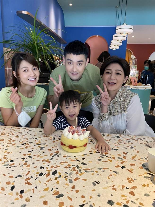 大小天寶因為慶生意外同框了。（民視提供）