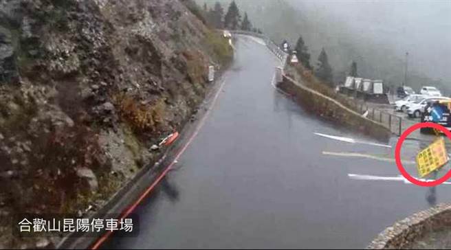 颱风圆规让合欢山中午阵风达14级，游客在外面根本无法站稳，机车被吹倒，路边招牌也被吹得剧烈摇晃。（图／翻摄自即时影像监视器）