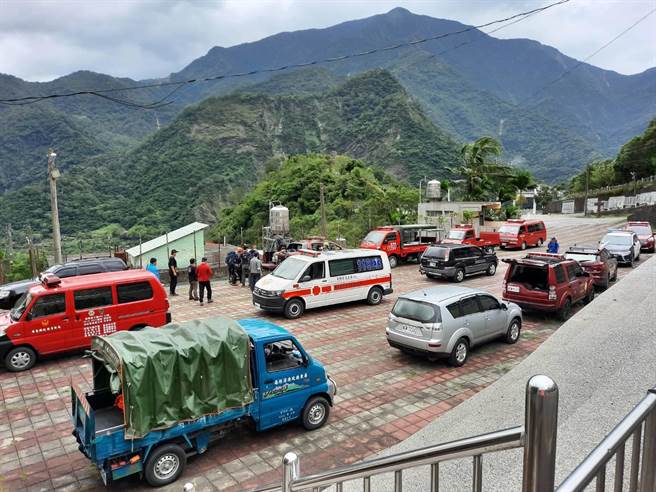 屏东警消前往大鬼湖救援，协助搜救坠谷登山客。(屏县消防队提供)