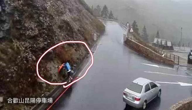 颱风圆规影响，合欢山今天中午阵风最大达14级，道路用反光镜被吹倒。（图／翻摄自即时影像监视器）