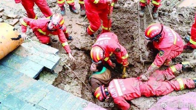 山西暴雨成灾，救难人员抢救受困民眾。（图／山西省人民政府新闻办公室官方微博）