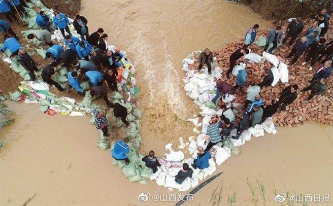 山西暴雨成灾，民眾堆沙包自救。（图／山西省人民政府新闻办公室官方微博）