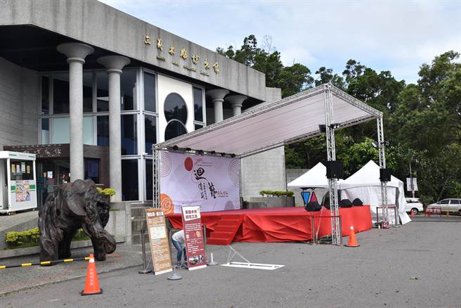 苗栗县三义木雕艺术节持续在木雕博物馆展出得奖作品。（谢明俊摄）