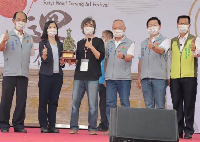 苗栗县长徐耀昌颁奖表扬获得木雕薪传奖得主赖永发。（苗栗县政府提供／谢明俊苗栗传真）