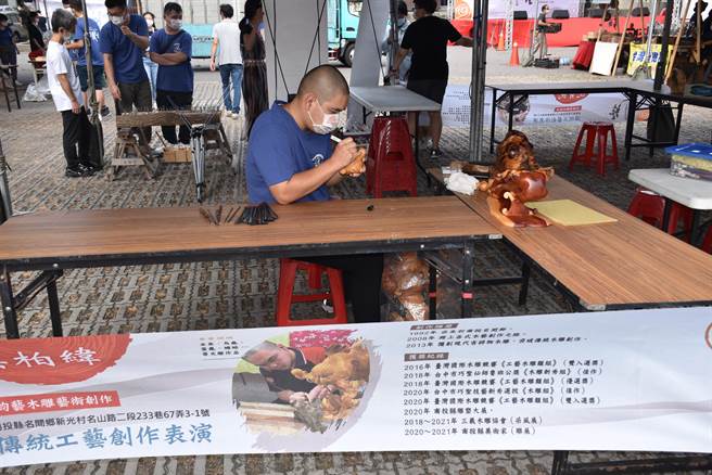 来自南投县民间乡的新进木雕师吴柏纬，全力投身三义木雕创作世界。（谢明俊摄）