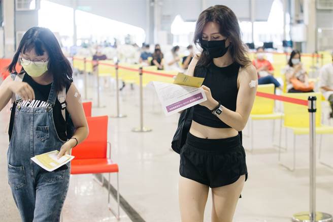 疫情指挥中心发言人庄人祥表示，第12轮打BNT、莫德纳及AZ，其中BNT将开放全年龄施打。（图／示意图，记者郭吉铨摄影）