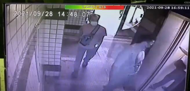 北市警方上月28日荷枪实弹到西园路一处民宅攻坚，在屋内发现庄姓男子遍体鳞伤，怀疑是嫌犯的同伙，询问后得知是被主嫌掳来囚禁，逼迫还钱。（影片截图）