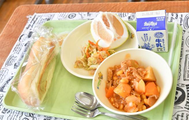 农粮署与台南市政府藉由食农教育向下扎根，于日本日本学校供应师生营养午餐推广文旦。（台南市政府提供／张毓翎台南传真）