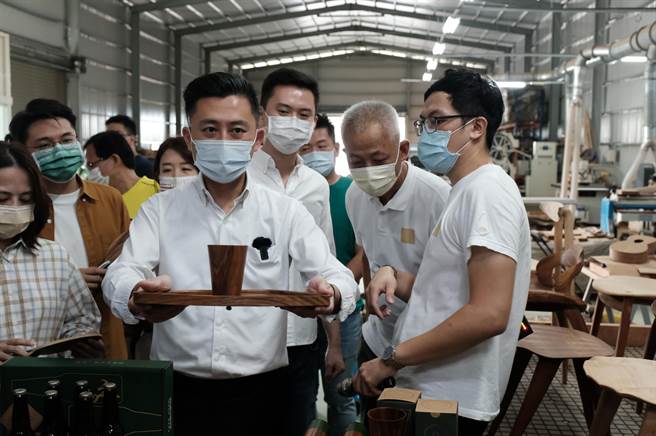 新竹市长林智坚（中）「大新竹升格请益之旅」第2站，11日参访位在新竹县新丰乡的「森欣实业」。（罗浚滨摄）