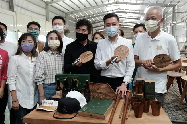 林智坚（右二）表示，设计力就是国力，大新竹若合併将成立「新竹设计学院」，并在政府部门建立「设计长」制度。（罗浚滨摄）