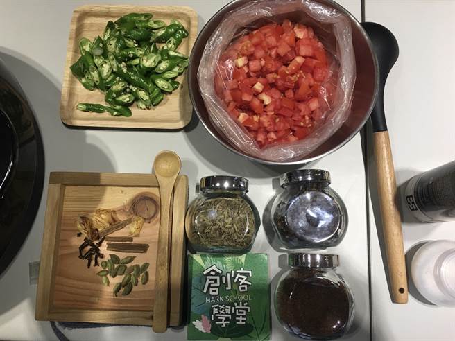 高雄市農業局「創客學堂」推出的廚藝課頗具特色。（高雄市農業局提供／林瑞益高雄傳真）