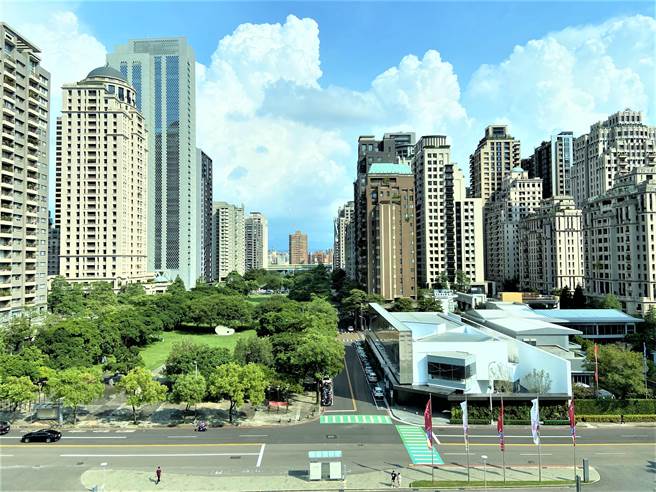 随着国内疫情控制得宜，在逐步放宽管制后，市场买气陆续回笼。（卢金足摄）