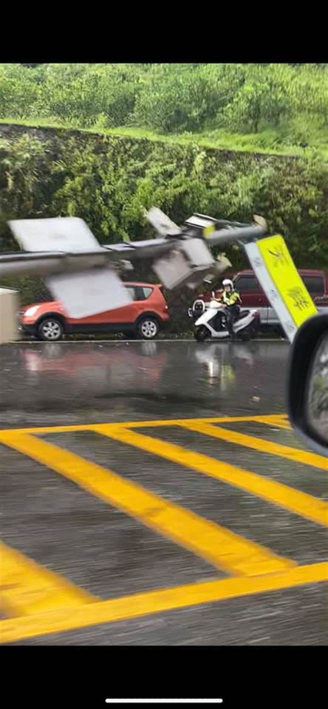 路牌、監視器都被颱風外圍環流吹垮。(翻攝自 台灣颱風論壇FB)

