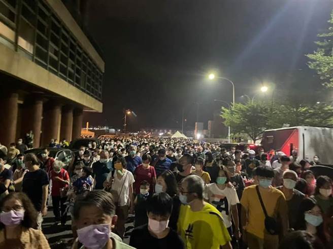 高雄国庆焰火逾15万散场人潮涌入捷运、轻轨，万头钻动画面，让民眾惊嘆：还是留在家比较好。（翻摄自脸书「八卦村-行车纪录器影片上传中心」／石秀华高雄传真）