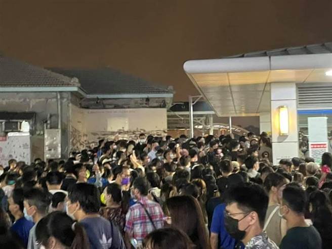 高雄国庆焰火施放后，散场人潮聚集在捷运出入口，等候搭乘捷运。（翻摄自脸书「八卦村-行车纪录器影片上传中心」／石秀华高雄传真）
