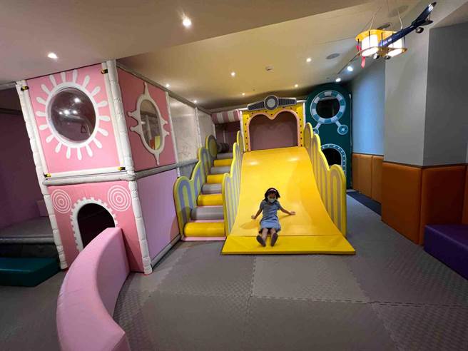 三楼整层是温馨家庭房和孩童游憩区，直接把户外小帐篷及汽车搬进房里，给儿童可尽情玩耍。（柯宗纬摄）