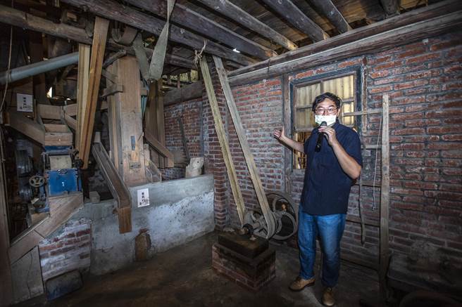 清大教授李天健說，東海水礱間最難得的是，保留整套水力碾米設備。（羅浚濱攝）