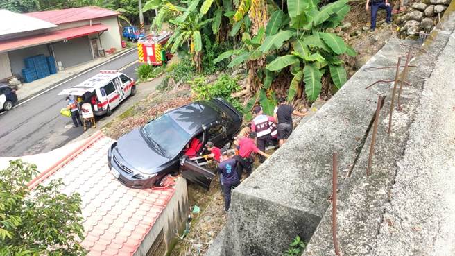 一輛轎車從楠西往梅嶺方向，行經南188線3.6公里處，不明原因衝出道路邊坡，掉到下方民宅屋頂。（讀者提供／張毓翎台南傳真）