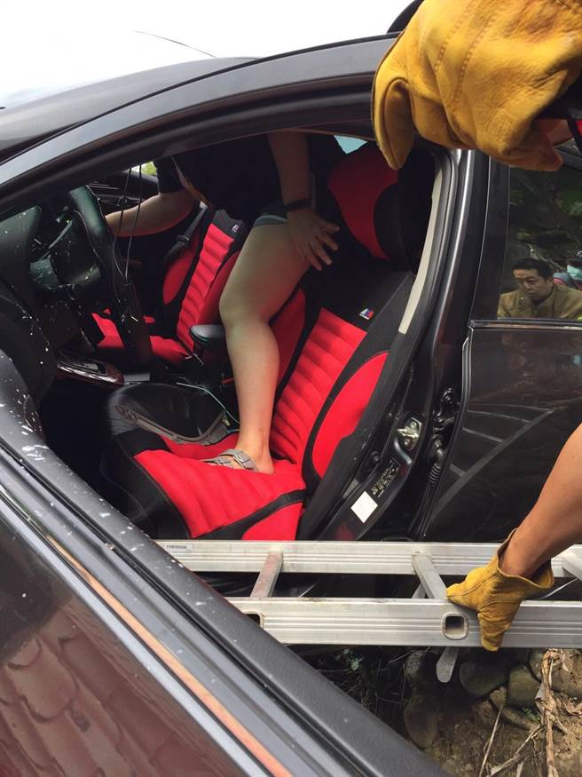 消防人員趕抵現場後架梯將4人脫困。（讀者提供／張毓翎台南傳真）