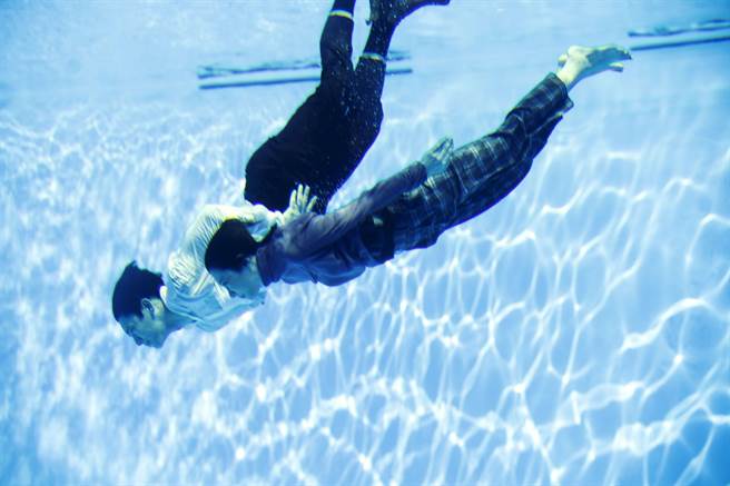 邵雨薇、林柏宏为《2049》影集拍落水戏，事前先学潜水。（瀚草影视提供）