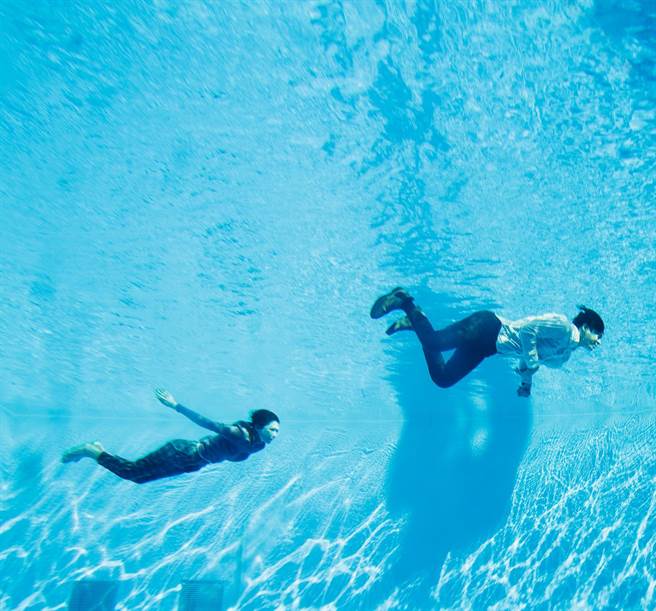 邵雨薇、林柏宏为《2049》影集拍落水戏，事前先学潜水。（瀚草影视提供）