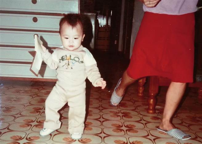 小时候的林欣蓓是个蹦蹦跳跳的孩子，四岁时，却无预警下半身瘫痪。坐着轮椅就读普通班，虽然辛苦，却也让她成为身障者与一般人之间的桥梁。(图/林欣蓓提供)