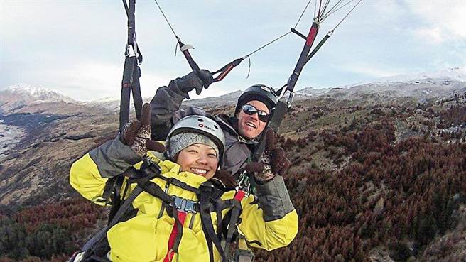 在广告《无惧的力量》中，林欣蓓尝试潜水、飞行伞、滑雪等，勇敢挑战自己的极限。(图/林欣蓓提供)